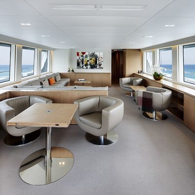 Yacht charter Dubai-Royal black pearl cruise