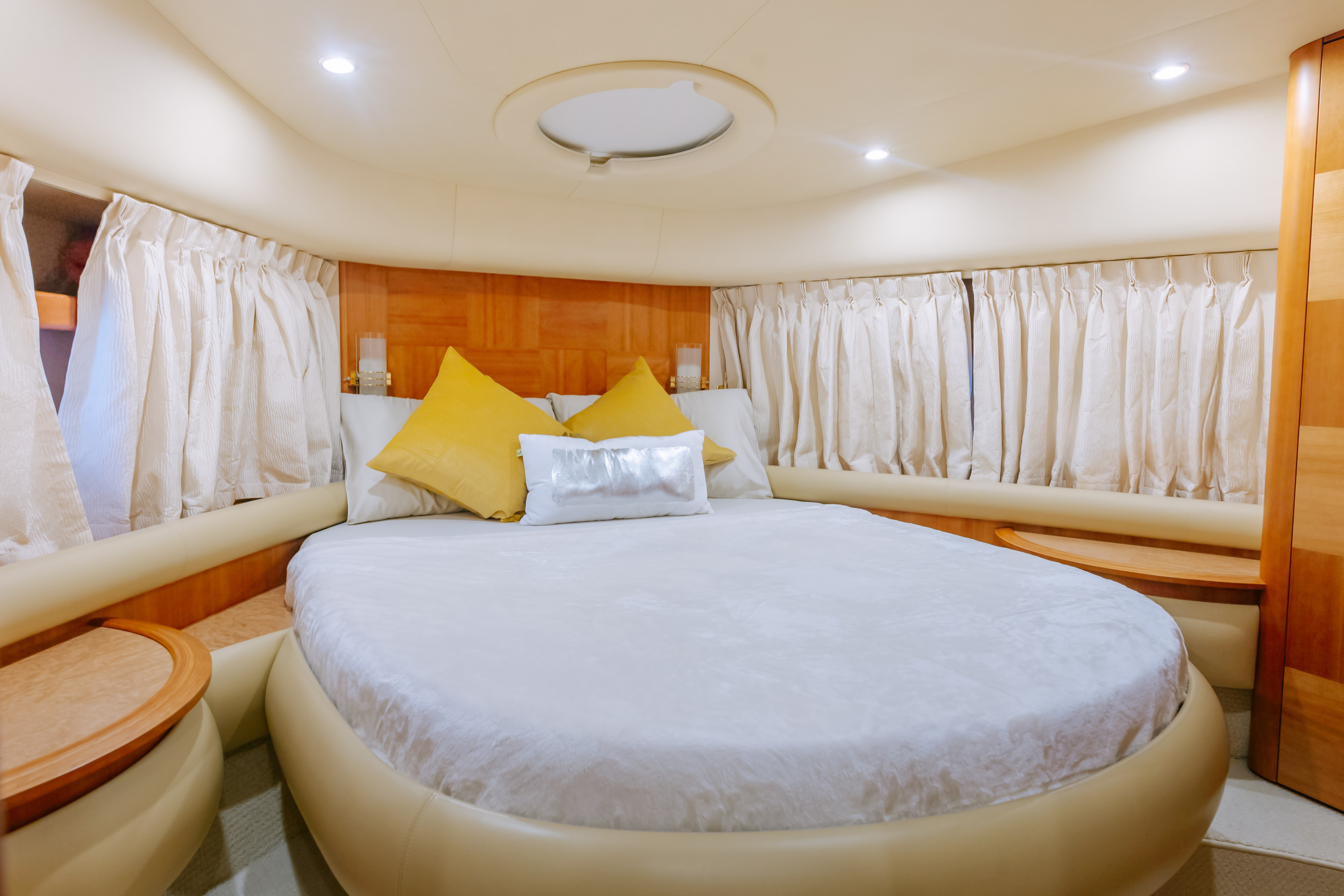 Azimut 55ft White Pearl