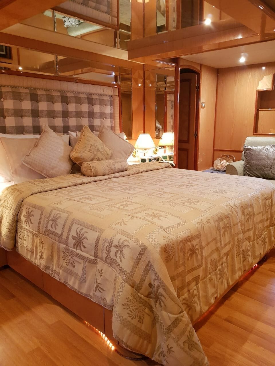86ft Majesty (Royal Black)