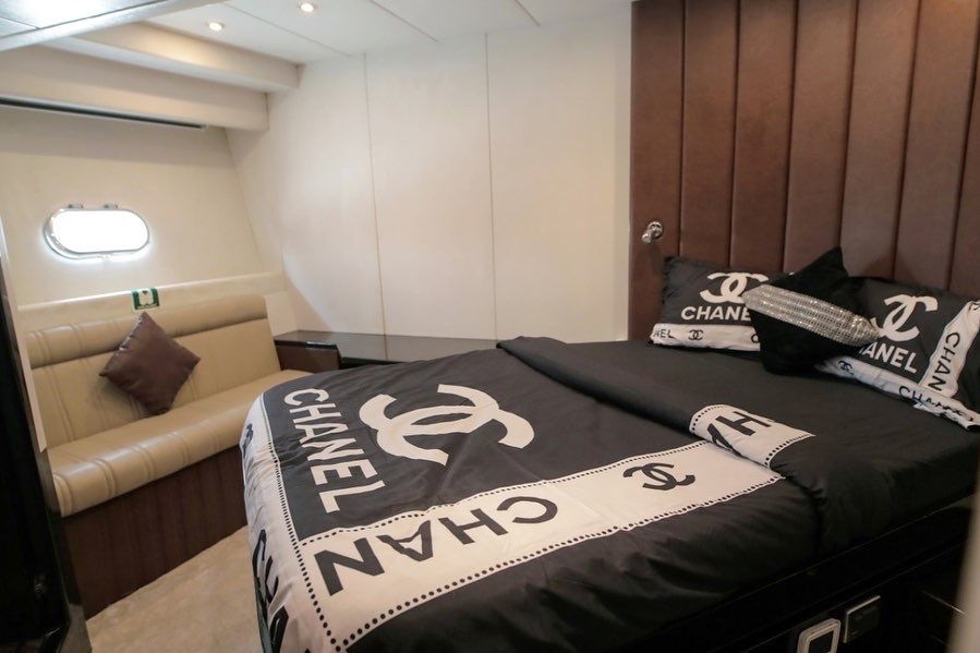 Yacht charter Dubai-Royal black pearl cruise