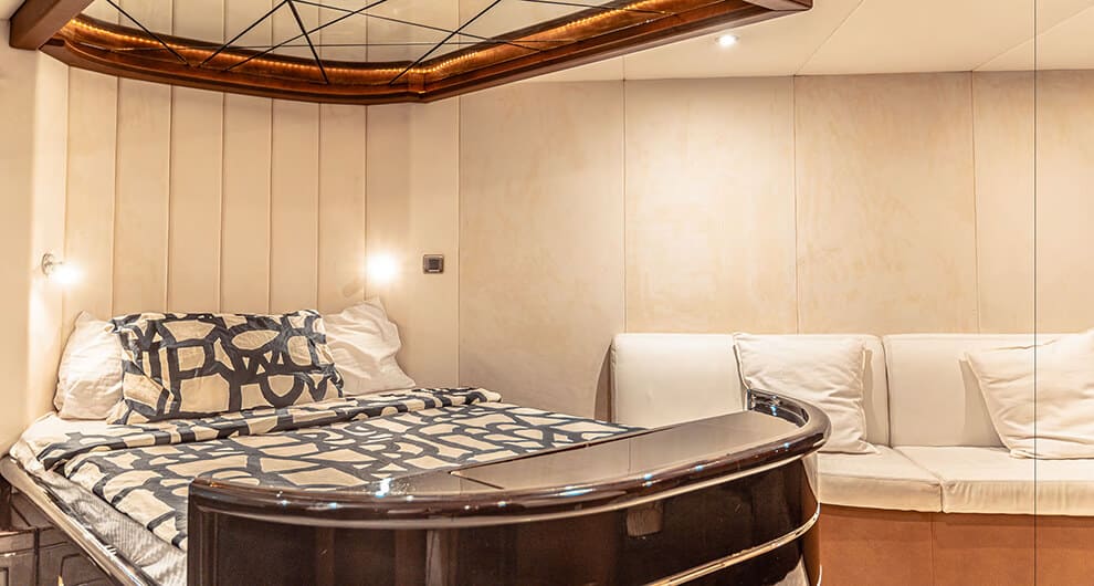 Yacht charter Dubai-Royal black pearl cruise