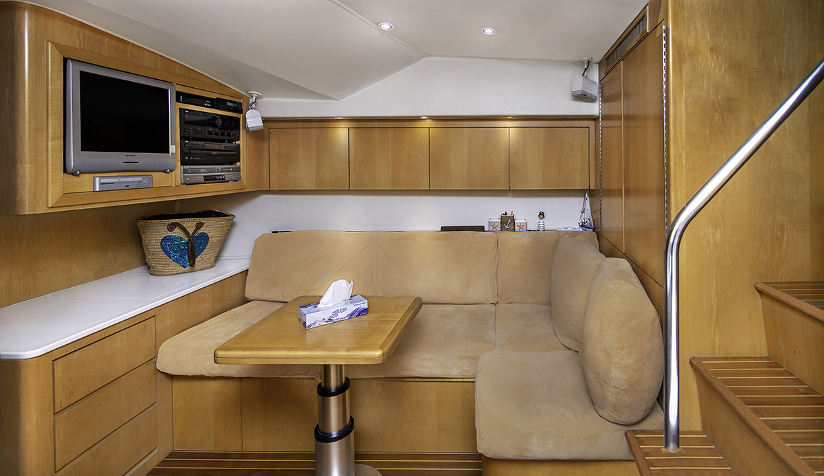 The Hatteras 43 yacht-Dubai sunrise