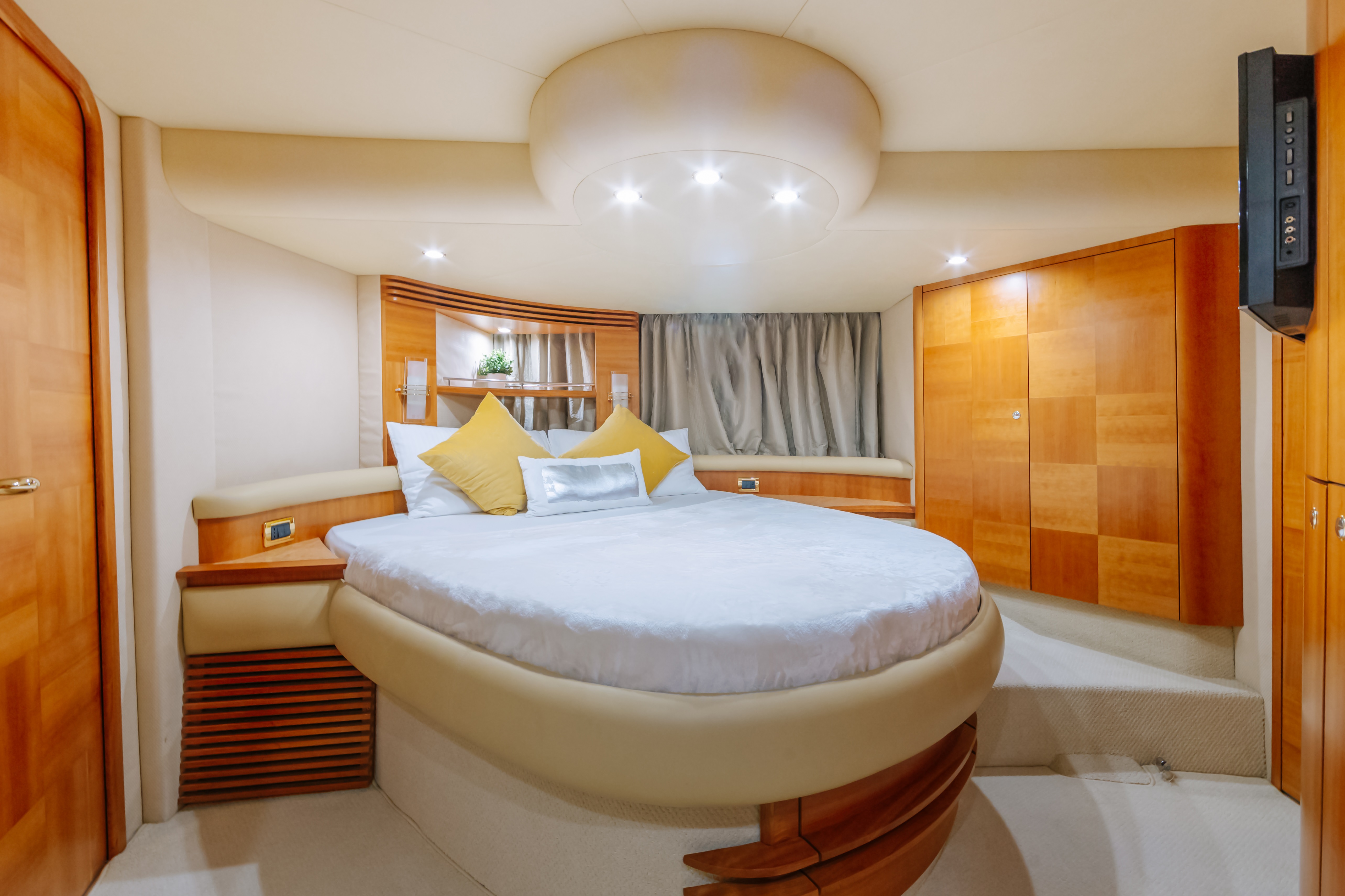 Azimut 55ft White Pearl