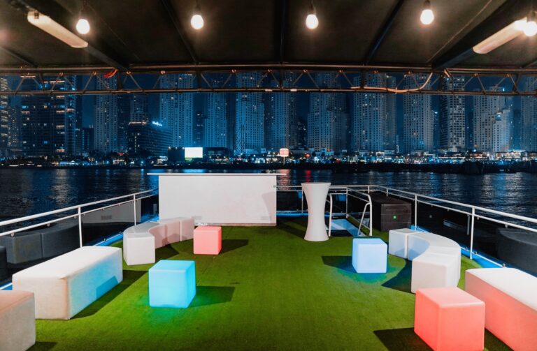 90 FT X8 (Xclusive Houseboat)